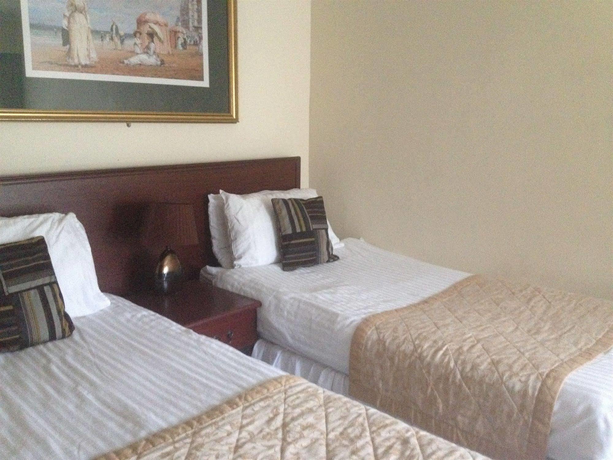 Waverley Hotel Уоркингтън Екстериор снимка