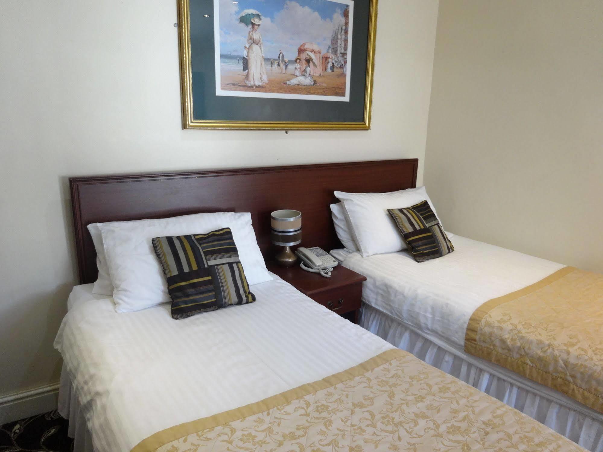 Waverley Hotel Уоркингтън Екстериор снимка