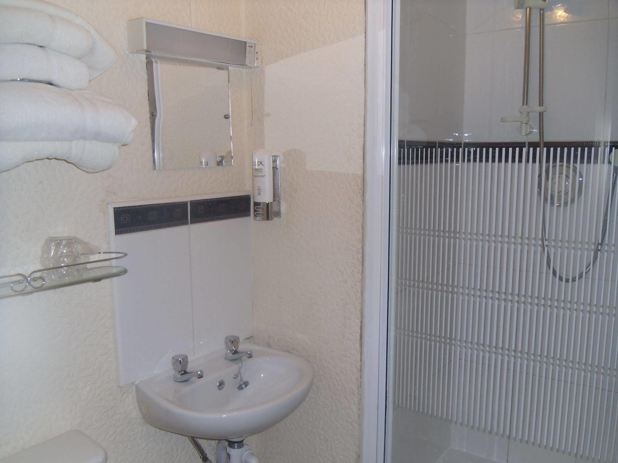Waverley Hotel Уоркингтън Екстериор снимка